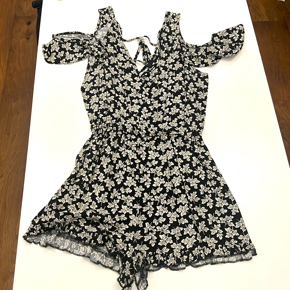 Aqua Black and White Cold Shoulder Romper Size Small